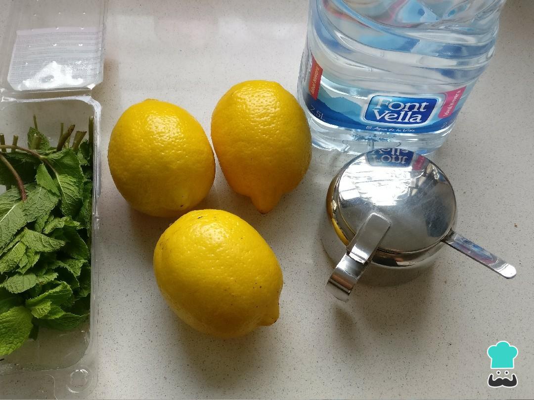 Limonada casera con hierbabuena Fácil