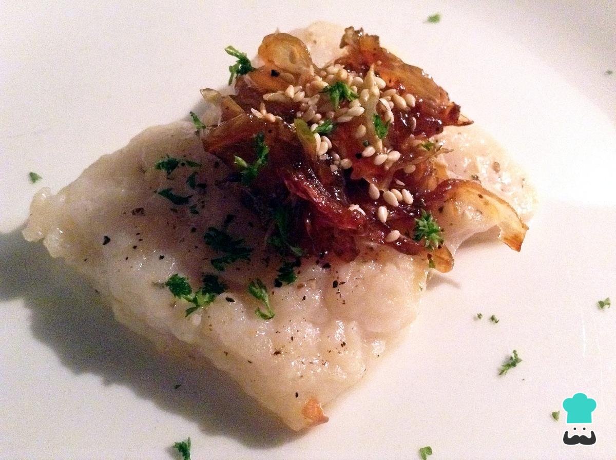 Receta de Bacalao confitado con cebolla caramelizada