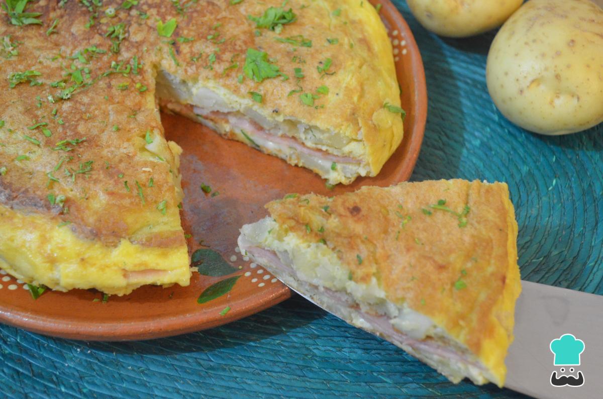 Receta de Tortilla de patatas rellena de jamón y queso