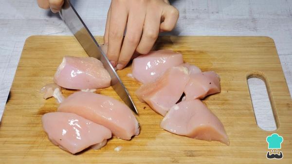 Receta de Pollo al curry con arroz basmati: el plato exótico fácil que puedes preparar en 30 minutos - Paso 1