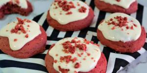 Receta de Crumble Cookies red velvet: las galletas estilo New York, crujientes por fuera y con un corazón cremoso irresistible