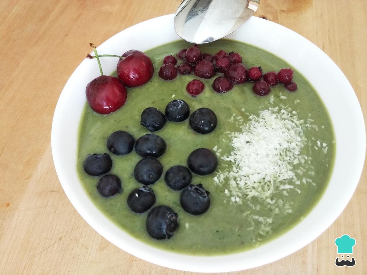 Smoothie verde de espinacas y aguacate