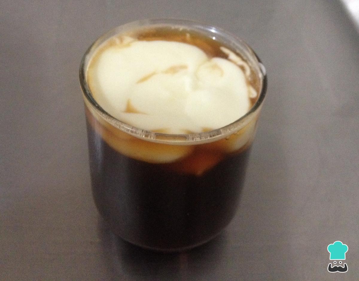 Café al Cointreau flambeado con una nube de nata