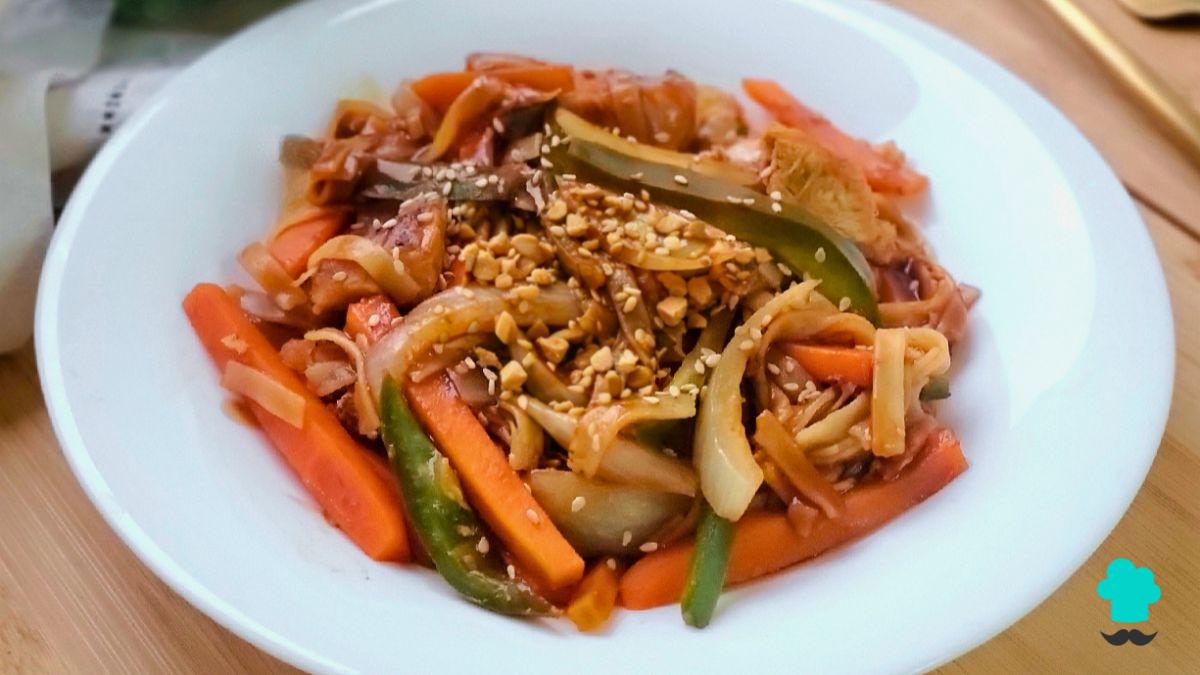 Receta de Pad thai de pollo y verduras: así puedes preparar en casa el famoso plato tailandés de forma fácil