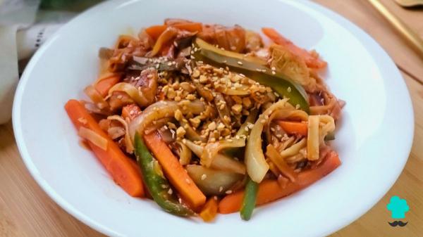 Receta de Pad thai de pollo y verduras: así puedes preparar en casa el famoso plato tailandés de forma fácil