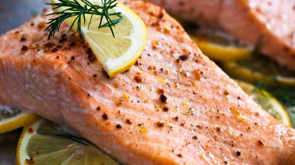 10 alimentos ricos en proteínas para comer a diario en lugar de huevos cocidos - Salmón: una forma sencilla de sumar proteínas y grasas saludables
