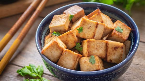 10 alimentos ricos en proteínas para comer a diario en lugar de huevos cocidos - Tofu: una fuente vegetal de proteínas muy fácil de incorporar a tus platos