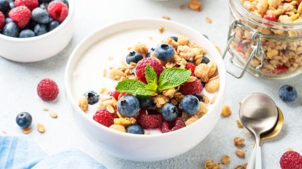 10 alimentos ricos en proteínas para comer a diario en lugar de huevos cocidos - Yogur griego natural: más proteínas que un yogur convencional y muy versátil