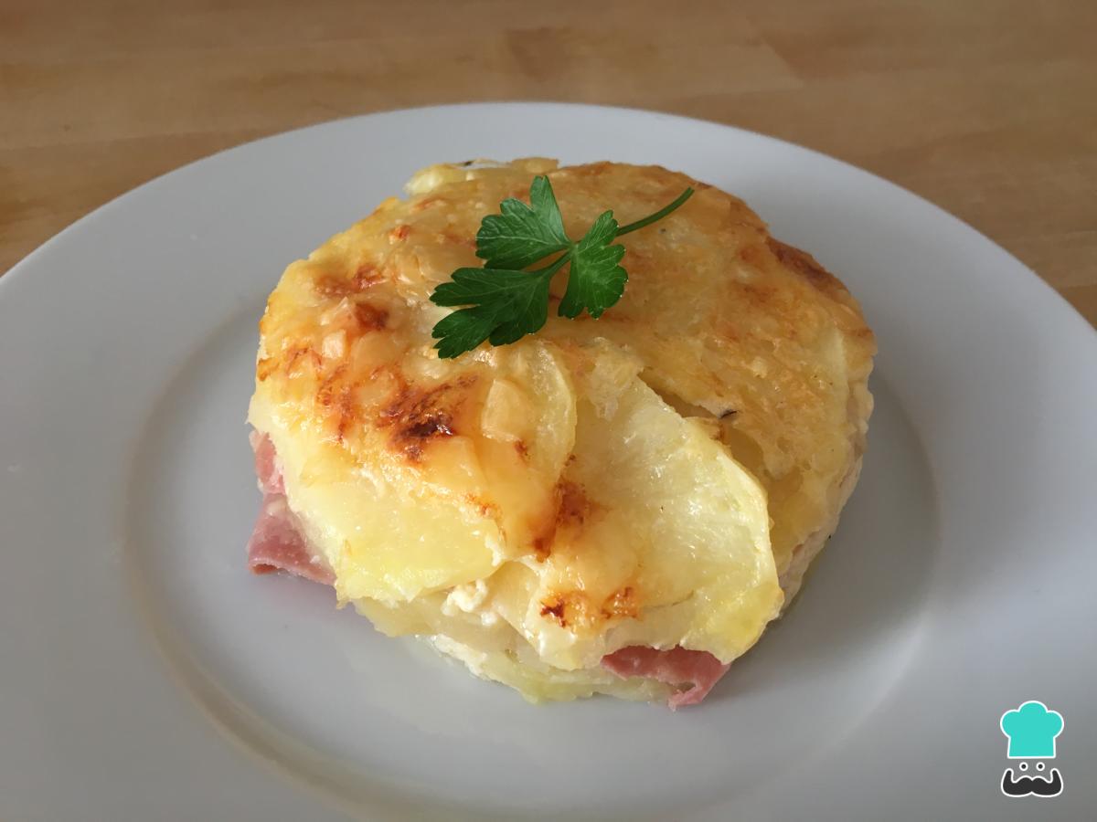 Receta de Pastel de patata con jamón y queso al horno