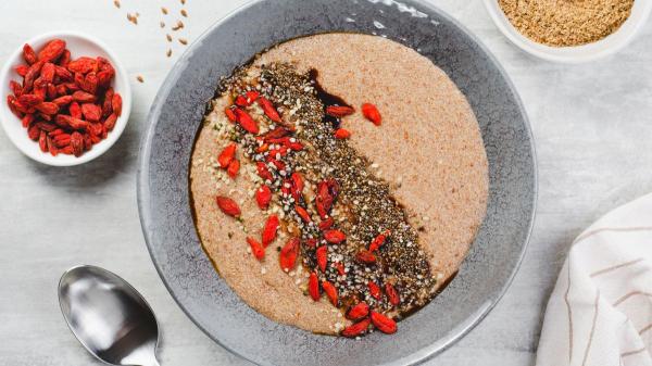 Elsa Pataky (49 años) y su desayuno saludable y saciante: “Me he acostumbrado a tomar porridge con fruta, semillas de lino y bayas de goji” - Cómo preparar el porridge de Elsa Pataky paso a paso