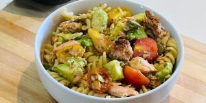 Receta de Ensalada de pasta con salmón y aguacate: fresca, saciante y rica en grasas saludables
