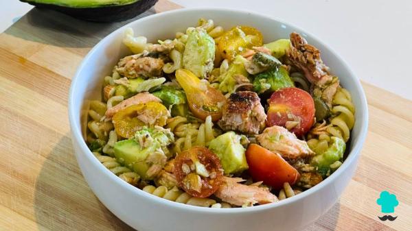 Receta de Ensalada de pasta con salmón y aguacate: fresca, saciante y rica en grasas saludables