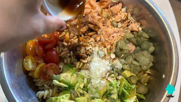 Receta de Ensalada de pasta con salmón y aguacate: fresca, saciante y rica en grasas saludables - Paso 8