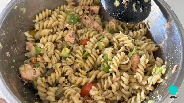 Receta de Ensalada de pasta con salmón y aguacate: fresca, saciante y rica en grasas saludables - Paso 9