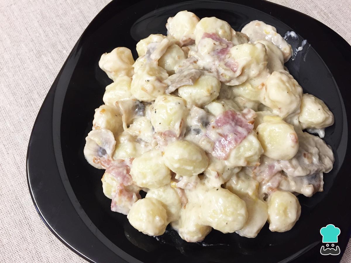 Receta de Ñoquis con nata, bacon y champiñones