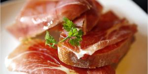 Bocadillo de jamon con tomate