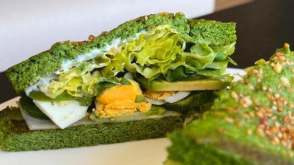 Jordi Cruz, chef: “El bocadillo más rico y saludable se prepara con un pan de brócoli y espinacas que hago al microondas en pocos minutos” - El pan verde de Jordi Cruz se prepara en el microondas en pocos minutos: así se hace paso a paso