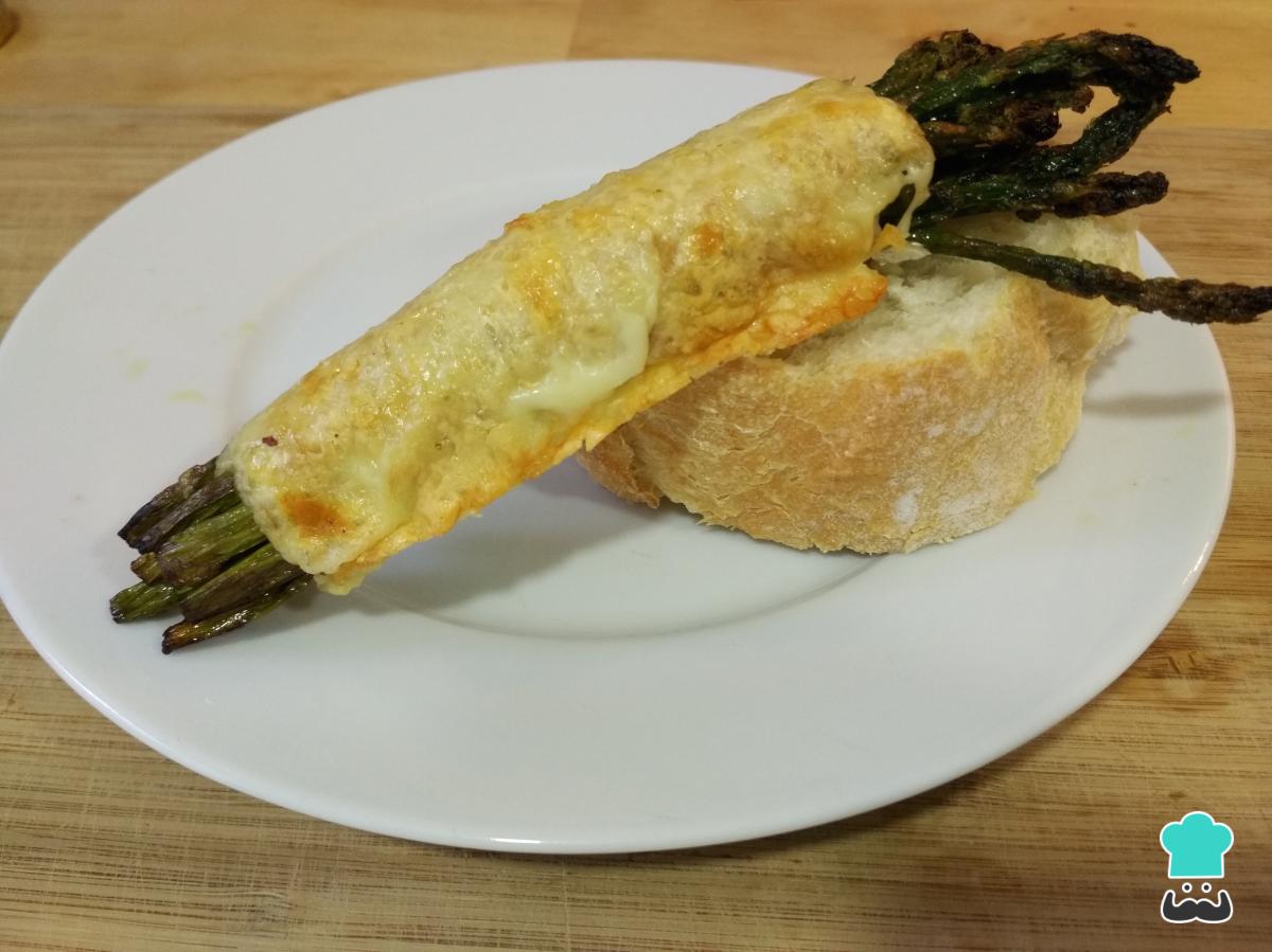 Receta de Espárragos trigueros con jamón y queso