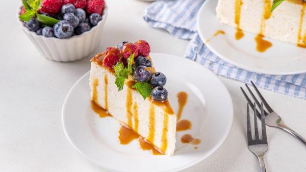 Olvida los bombones: estas 5 tartas caseras son el mejor regalo para el Día de la Madre - New York Cheesecake: la tarta de queso con frutos rojos más elegante