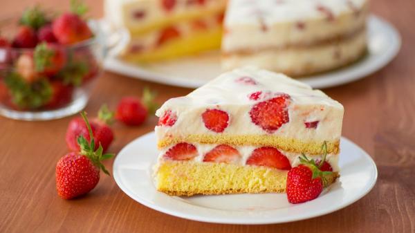Olvida los bombones: estas 5 tartas caseras son el mejor regalo para el Día de la Madre - Tarta de fresas y nata: el clásico que siempre triunfa
