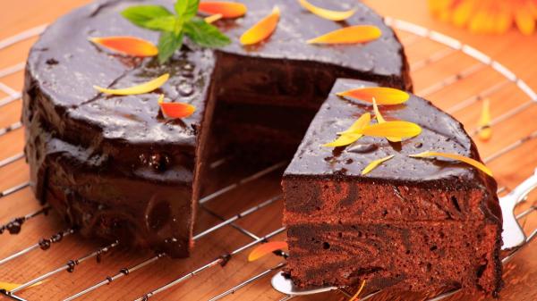 Olvida los bombones: estas 5 tartas caseras son el mejor regalo para el Día de la Madre - Tarta Sacher: la mejor opción para madres amantes del chocolate