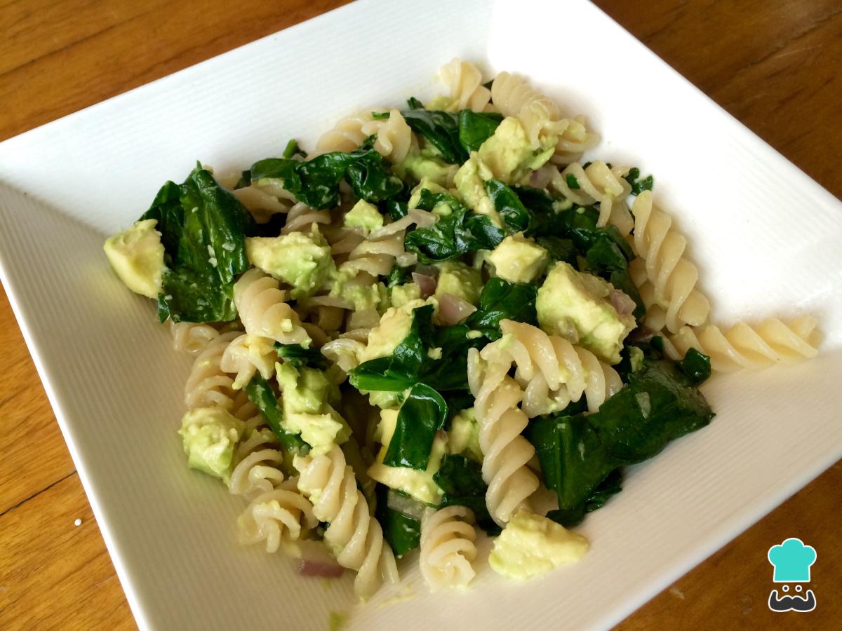 Receta de Pasta con espinacas y aguacate
