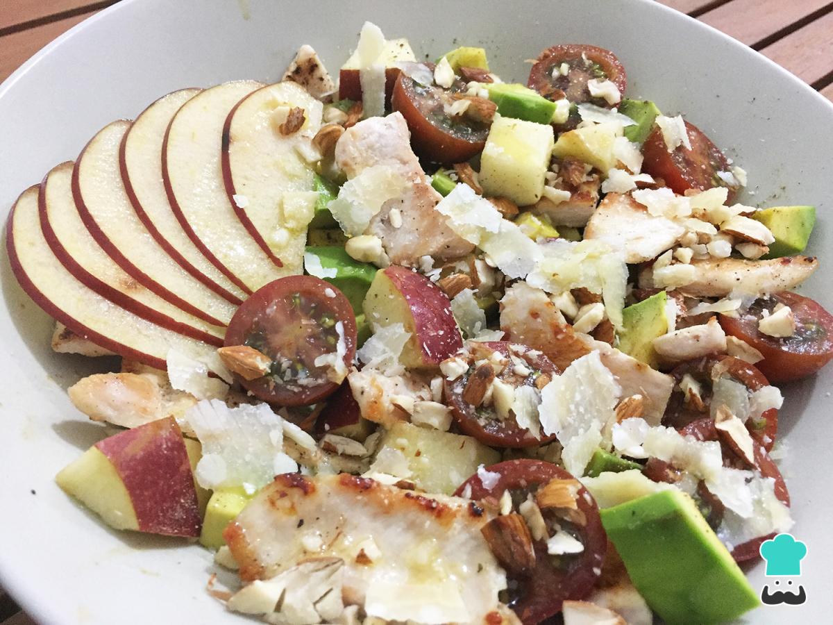 Receta de Ensalada de pollo y aguacate con manzana