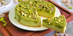 Receta de Tarta de queso y pistacho sin horno: el postre fácil que triunfa este verano por su sabor y su textura