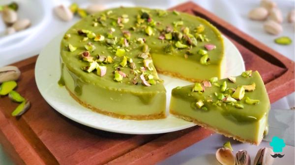 Receta de Tarta de queso y pistacho sin horno: el postre fácil que triunfa este verano por su sabor y su textura