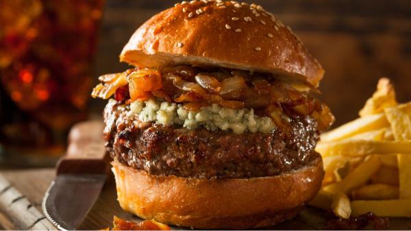 Ni mantequilla ni leche: el ingrediente cremoso que los cocineros añaden a la carne picada para conseguir hamburguesas más jugosas - Cómo hacer las hamburguesas más jugosas en casa