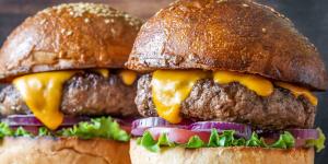 Ni mantequilla ni leche: el ingrediente cremoso que los cocineros añaden a la carne picada para conseguir hamburguesas más jugosas