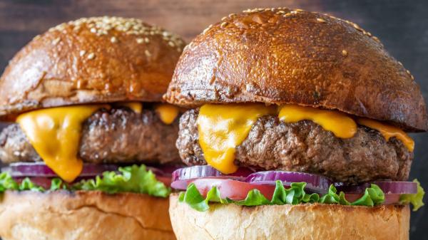 Ni mantequilla ni leche: el ingrediente cremoso que los cocineros añaden a la carne picada para conseguir hamburguesas más jugosas