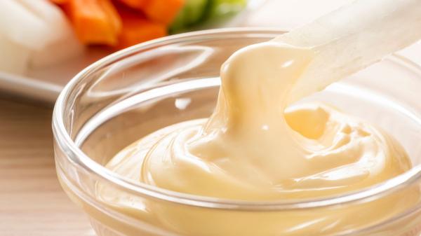 Ni mantequilla ni leche: el ingrediente cremoso que los cocineros añaden a la carne picada para conseguir hamburguesas más jugosas - Por qué añadir mayonesa a la carne puede hacer que quede más jugosa