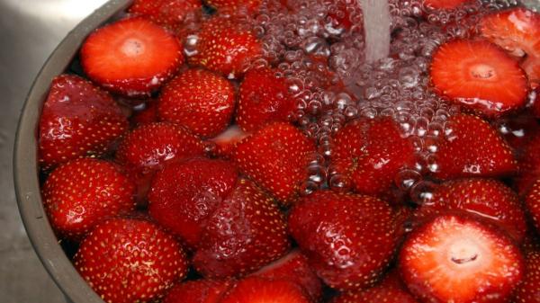 Un informe señala las doce frutas y verduras con más pesticidas: lo que debes saber antes de comerlas - Consejos prácticos para consumir menos pesticidas cada día