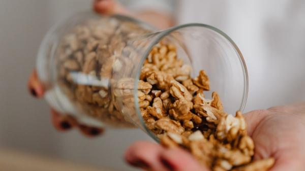 Aurelio Rojas, cardiólogo: “Comer entre 6 y 8 nueces al día puede reducir hasta un 30 % el riesgo de infarto” - Un puñado de nueces al día puede reducir la inflamación hasta un 15 %
