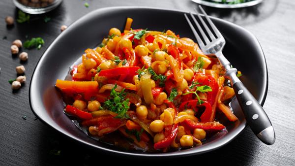 Los chefs hermanos Torres lo tienen claro: “El aquafaba es la base para que la ensalada de garbanzos quede más cremosa” - Cómo montan la ensalada paso a paso para conseguir un sabor más intenso