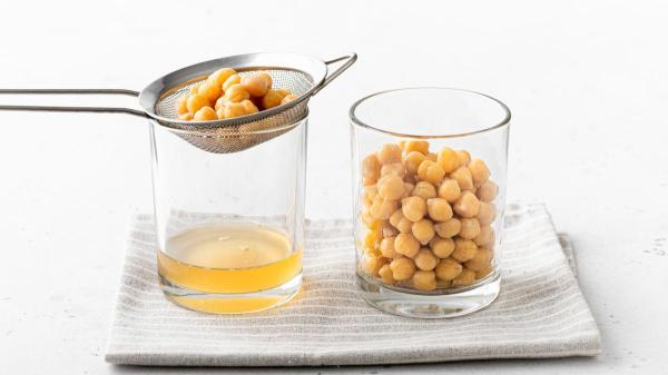 Los chefs hermanos Torres lo tienen claro: “El aquafaba es la base para que la ensalada de garbanzos quede más cremosa” - El truco de los chefs Hermanos Torres empieza con los garbanzos