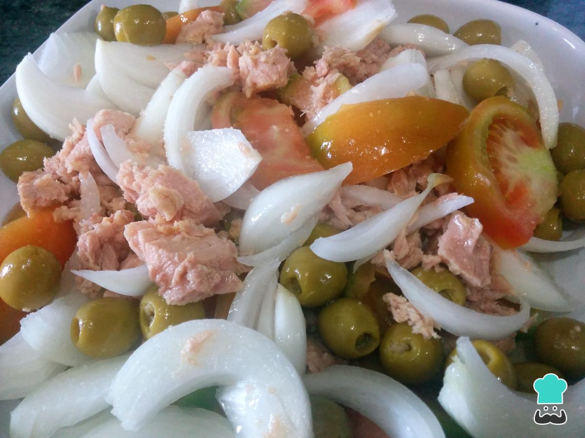 Receta de Ensalada de tomate, cebolla y atún