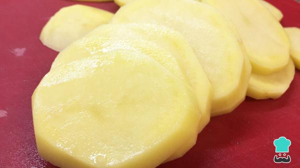 Receta de Bacalao al horno con patatas: la receta fácil y jugosa perfecta para Semana Santa - Paso 1