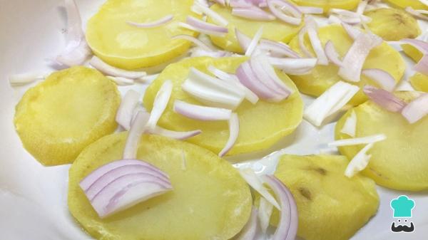 Receta de Bacalao al horno con patatas: la receta fácil y jugosa perfecta para Semana Santa - Paso 3