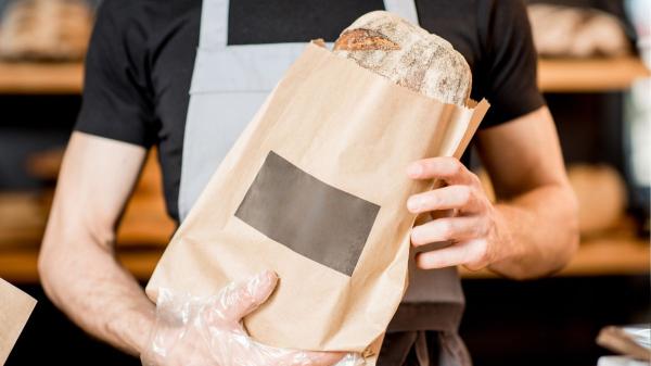 José Roldán, maestro panadero: “Cuando llega el calor, la bolsa de plástico conserva mejor el pan que la de tela” - ¿Bolsa de papel, tela o plástico?