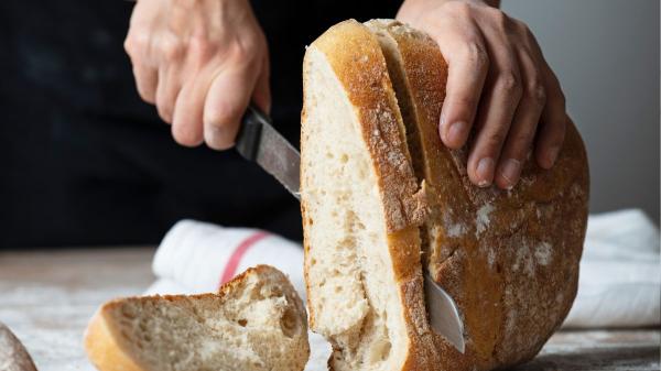 José Roldán, maestro panadero: “Cuando llega el calor, la bolsa de plástico conserva mejor el pan que la de tela” - Cinco consejos prácticos para que el pan dure más