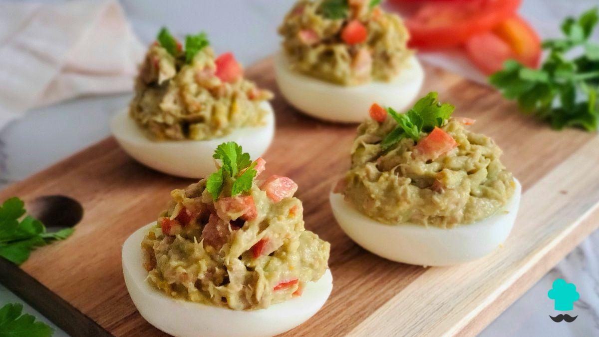 Receta de Huevos rellenos de aguacate y atún: fáciles, rápidos y muy cremosos