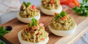 Receta de Huevos rellenos de aguacate y atún: fáciles, rápidos y muy cremosos