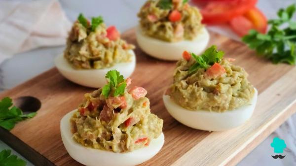 Receta de Huevos rellenos de aguacate y atún: fáciles, rápidos y muy cremosos