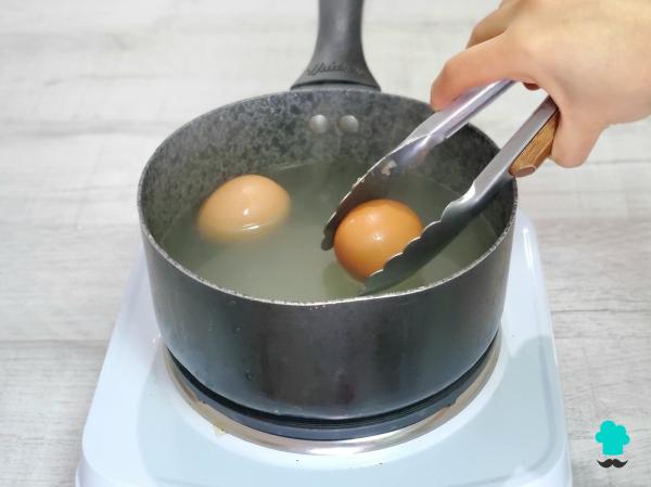 Receta de Huevos rellenos de aguacate y atún: fáciles, rápidos y muy cremosos - Paso 1
