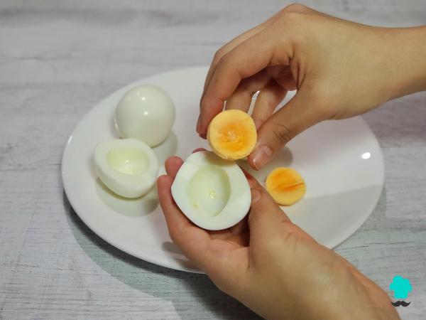 Receta de Huevos rellenos de aguacate y atún: fáciles, rápidos y muy cremosos - Paso 2