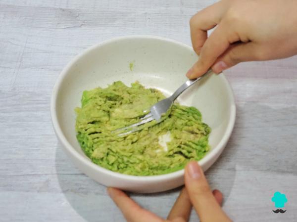 Receta de Huevos rellenos de aguacate y atún: fáciles, rápidos y muy cremosos - Paso 4
