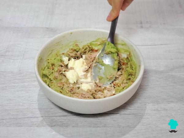 Receta de Huevos rellenos de aguacate y atún: fáciles, rápidos y muy cremosos - Paso 5