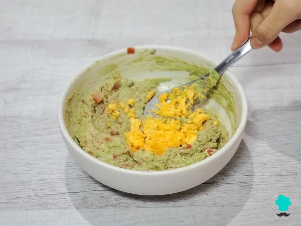 Receta de Huevos rellenos de aguacate y atún: fáciles, rápidos y muy cremosos - Paso 6